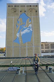 Graffiti-Künstler Loomit und Bert gestalten ehemaligen Malzsilo im Rahmen der Kunstaktion „#dAUntown“ (©Foto: Paulaner)